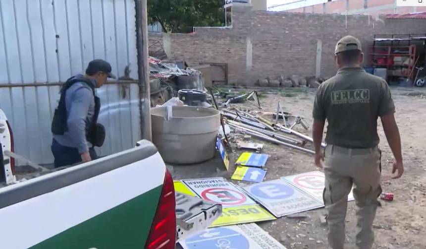 Capturan a dos funcionarios municipales acusados de robar letreros de señalización en Cochabamba; hay un prófugo