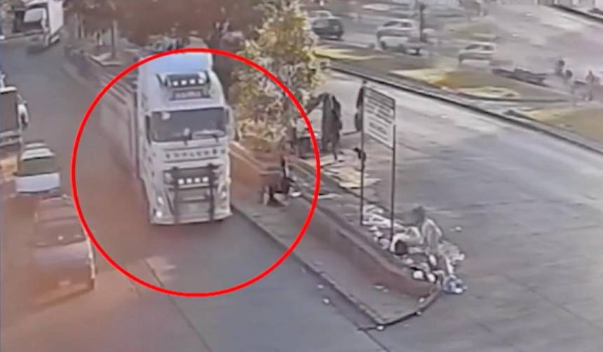 Video: Mujer es arrollada por un tráiler tras caer sobre una vía luego de ser empujada