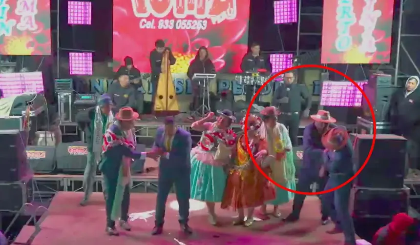 Video: Fiesta patronal termina en una pelea por celos sobre el escenario