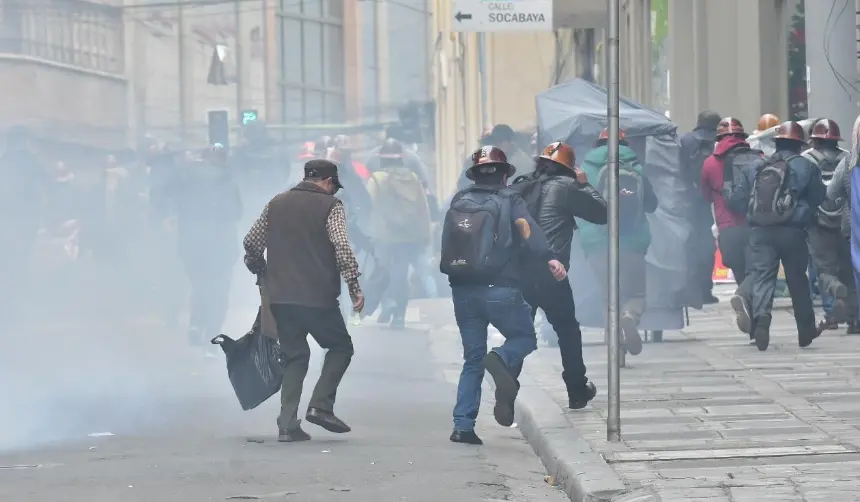 A dinamitazos y con petardos, así marcha la COB en La Paz en rechazo al DS 5503