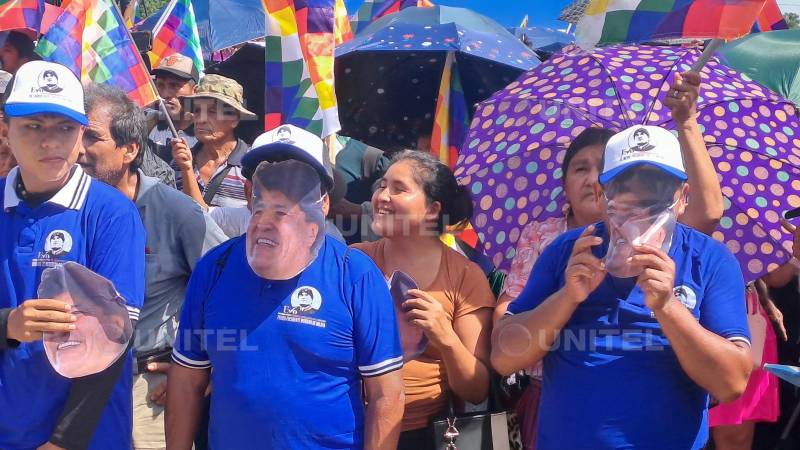 La ausencia de Morales y las máscaras de sus seguidores marcó el inicio del acto.