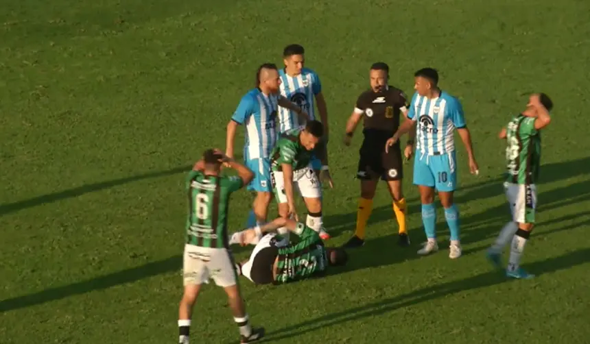 Video: Escalofriante lesión en el fútbol argentino tras una brutal entrada