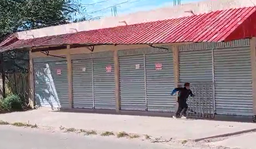 Video: Por segundos, un niño se salva de ser aplastado por un techo en una jornada de fuertes vientos en Santa Cruz