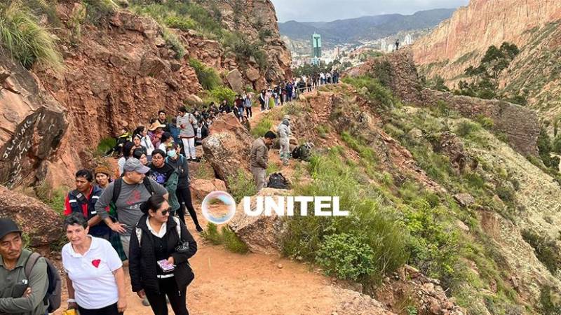 Familias caminaron por el cerro para llegar a sus casas