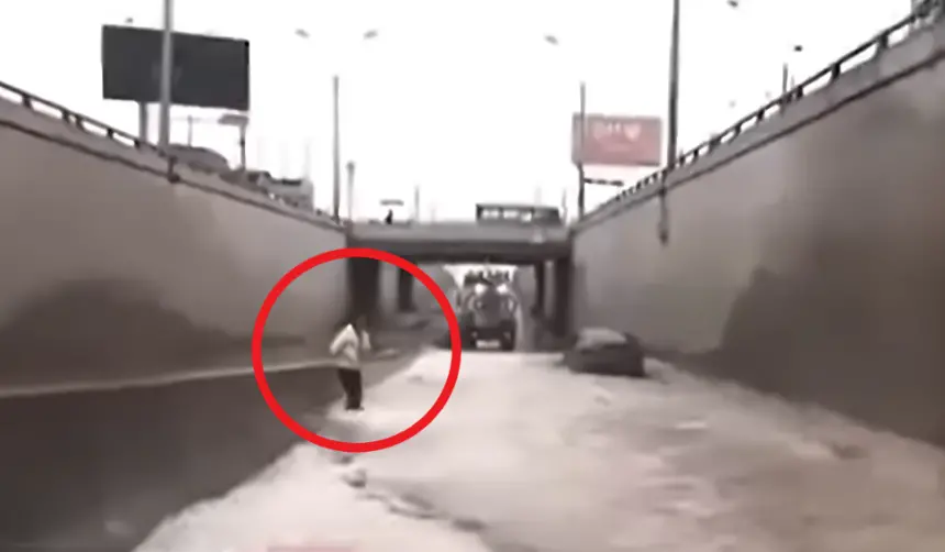 Video: Reportera termina ‘bañada’ en vivo tras el paso de un vehículo durante una inundación 
