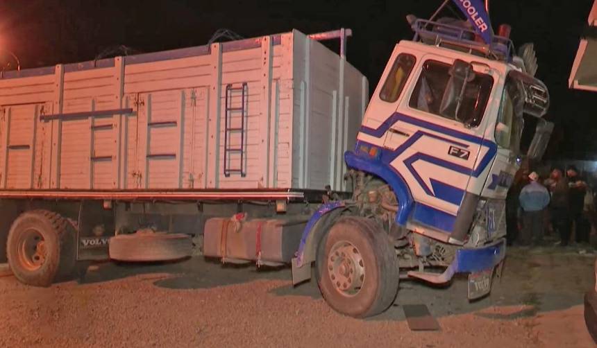 Delincuentes abandonan camión robado con mineral: se presume que se quedaron sin combustible