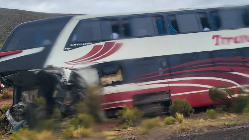 El bus que chocó contra el camión en la ruta hacia Pisiga. 