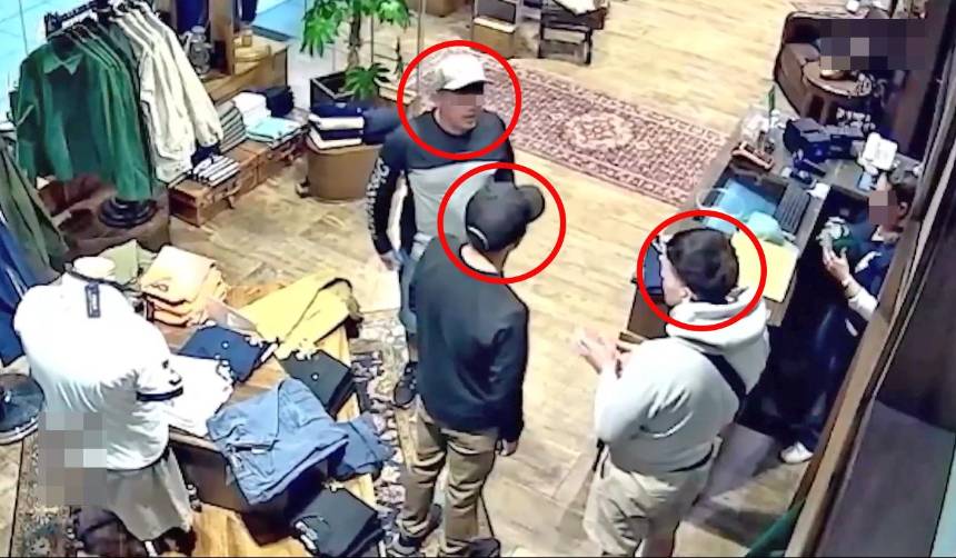 Cámaras captan a extranjeros deambulando en negocios cercanos a una joyería días antes del atraco