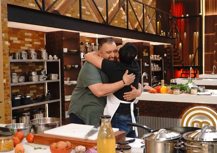 El efusivo abrazo de Oliver a Marcos Gonzalez tras quejarse que el chef no lo visitaba en su estación