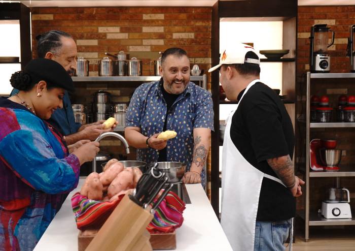 Pelar papas les costó dos intentos: el mini reto que puso en aprietos a los cocineros