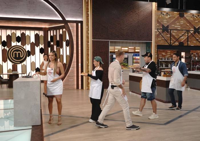 Presentación al estilo militar: La gracia de los cocineros al ayudar a Pablo 