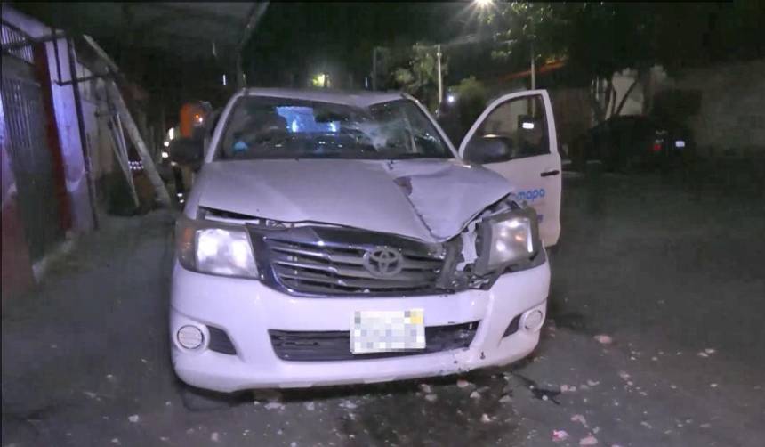 Mujer resulta herida tras chocar un vehículo de Semapa contra un poste de luz