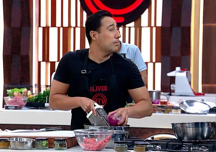 El sufrimiento de Oliver con las cebollas y su molestia con el balcón al animarlo