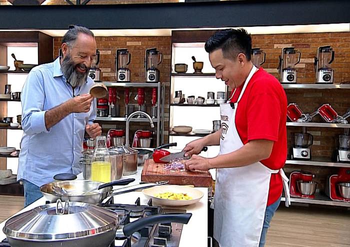 El utensilio de Fher que le recordó con nostalgia a su tierra beniana 