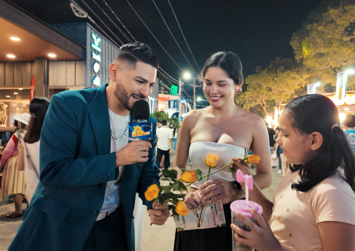 Jessi Uribe y Maluma regalaron flores amarillas en la Expocruz 