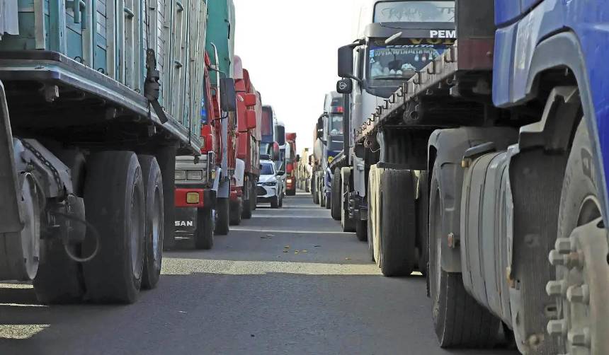 Emergencia en el transporte pesado: Los bloqueos dejan más de 5.000 camiones parados y millonarias pérdidas 