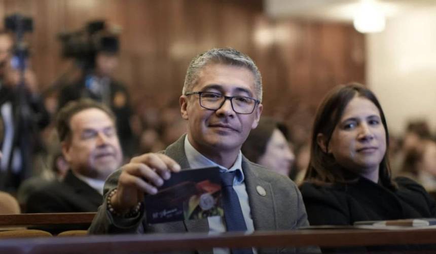 Ministro Espinoza niega evasión u omisión de impuestos en la compra de vehículo y presenta documentos