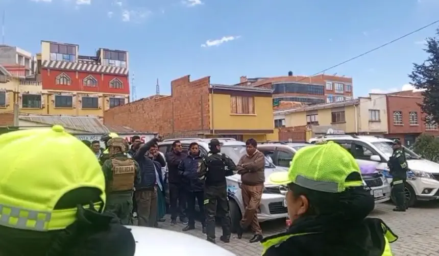 Mujeres víctimas de violencia inauguran línea de taxis en El Alto; choferes rechazan y provocan incidentes