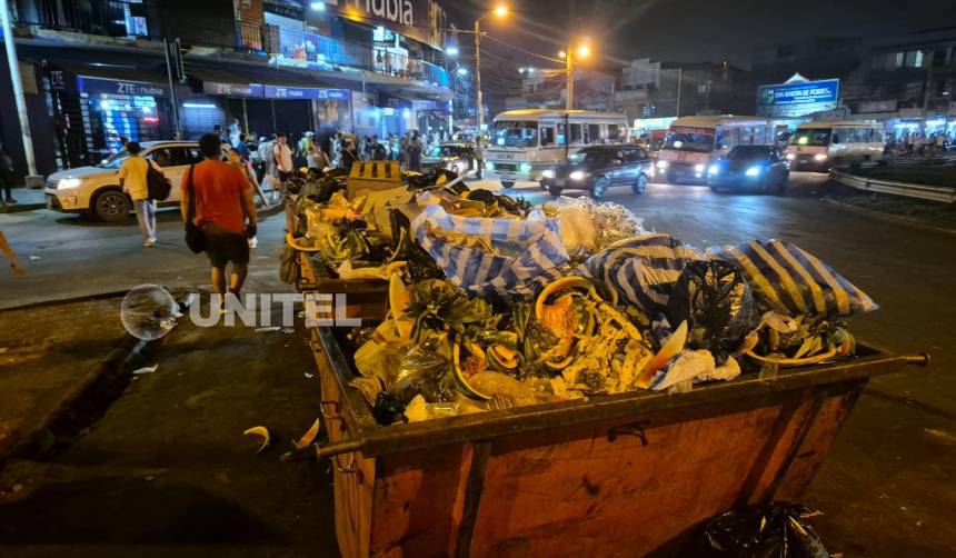 Por falta de diésel, basura se queda sin recoger y se acumula en calles y mercados cruceños