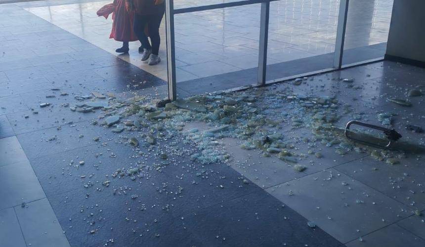 Acusan a trabajadores de aseo urbano de causar destrozos en la Alcaldía de El Alto