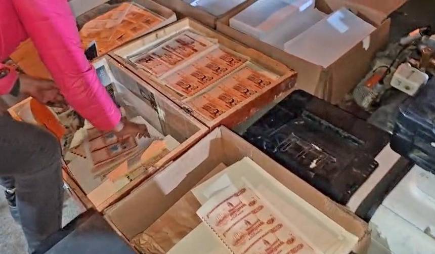 Hallan una “fábrica de billetes falsos” que imprimía bolivianos y dólares, según la Policía