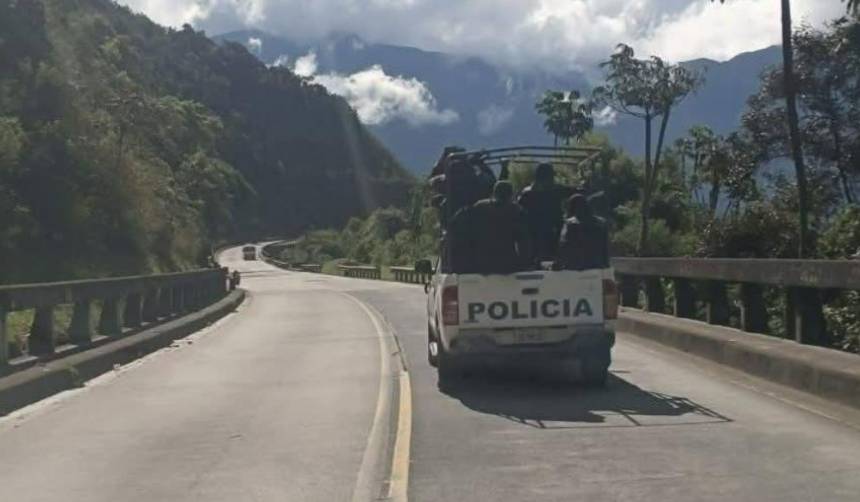 La Paz: Reportan que un contingente policial se dirige al punto de bloqueo en Caranavi