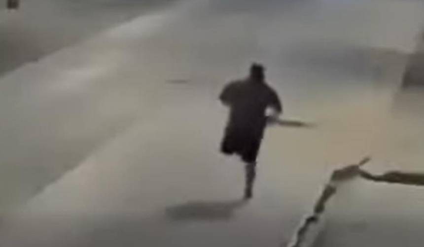 ¡Insólito! Hombre con una pierna amputada asalta violentamente a dos mujeres en Ecuador 