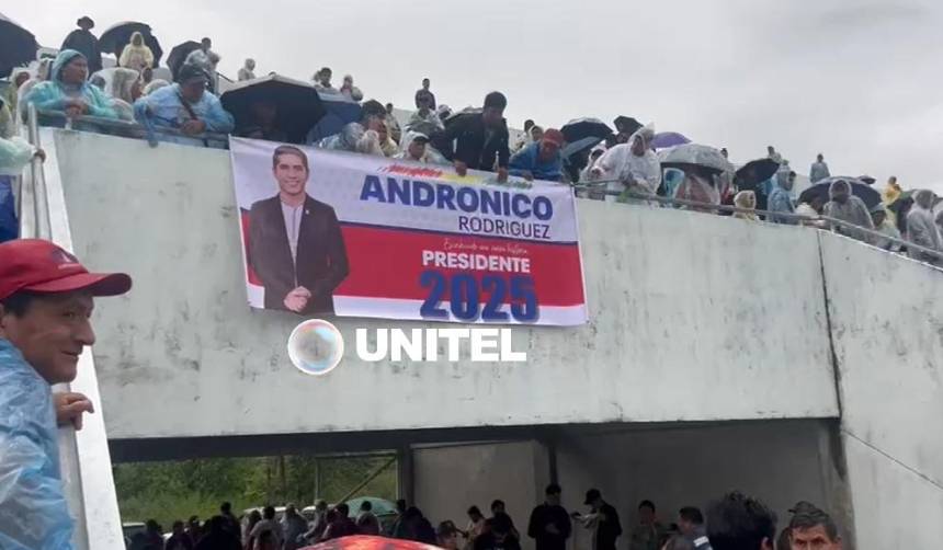 Instalan y aplauden cartel con el mensaje “Andrónico presidente” en el estadio de la proclamación de Evo Morales en el Chapare 