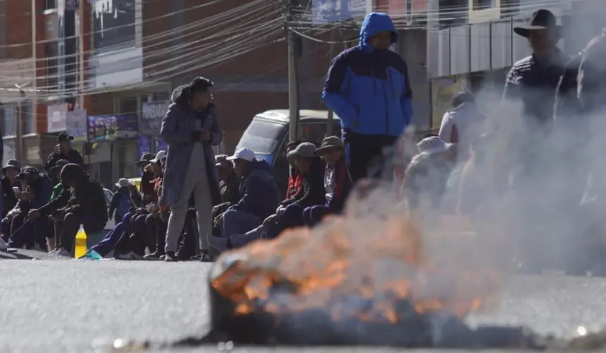 ABC reporta 36 bloqueos en carreteras de Bolivia este jueves por la tarde