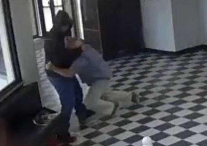 Video: Cámara capta a un director de escuela derribando a un hombre armado