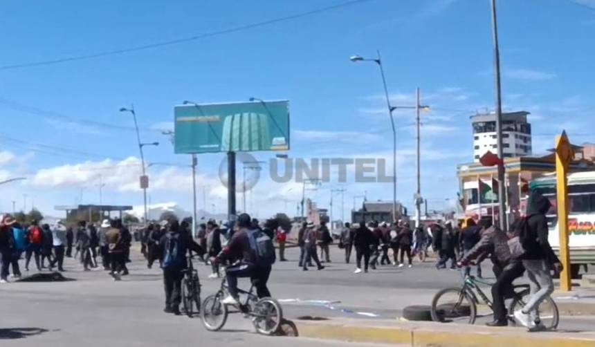 Vecinos intentan desbloquear una vía en El Alto y manifestantes les lanzan piedras