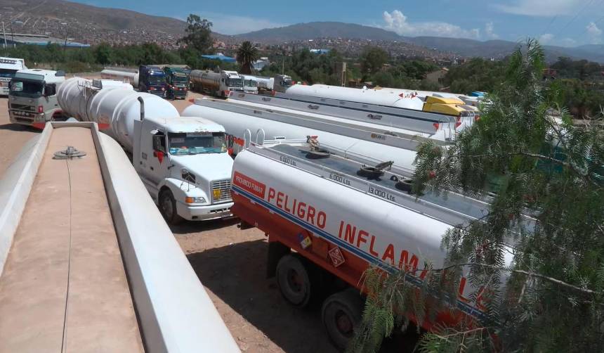 Cisterneros denuncian que están varados desde hace dos semanas en puertas de la refinería de Valle Hermoso