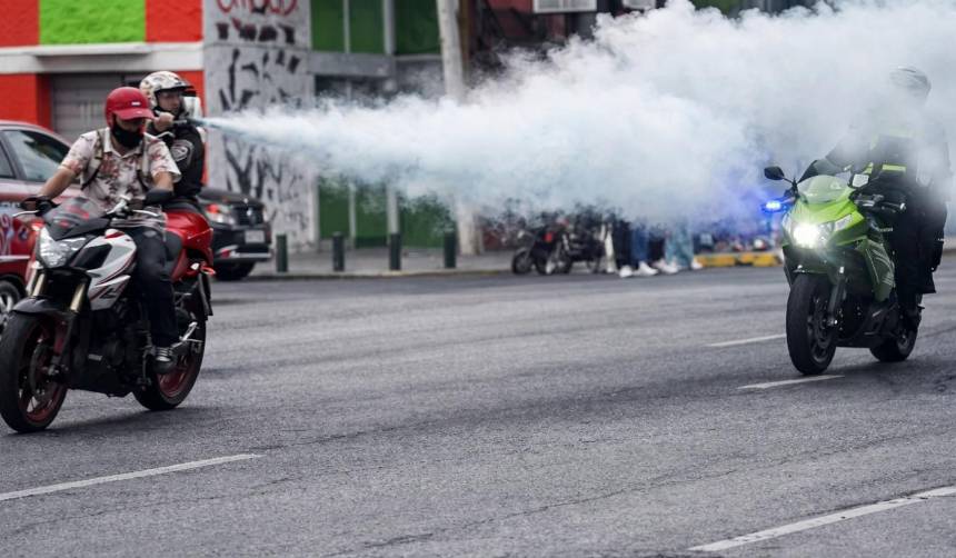 Motociclistas lanzan polvo de extintor contra policías durante persecución
