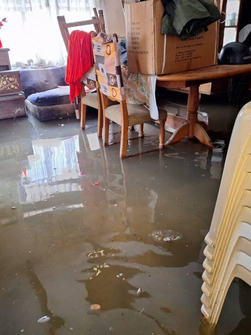 Una vivienda fue inundada por la intensas lluvias. 