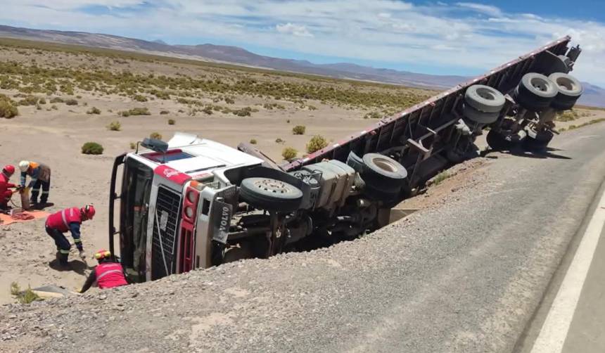 Conductor muere aplastado por su camión en Potosí; presumen que no activó el freno de mano