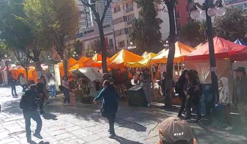 Recriminan y lanzan tomates a dirigentes de la COB cuando ingresaban a su ampliado en La Paz