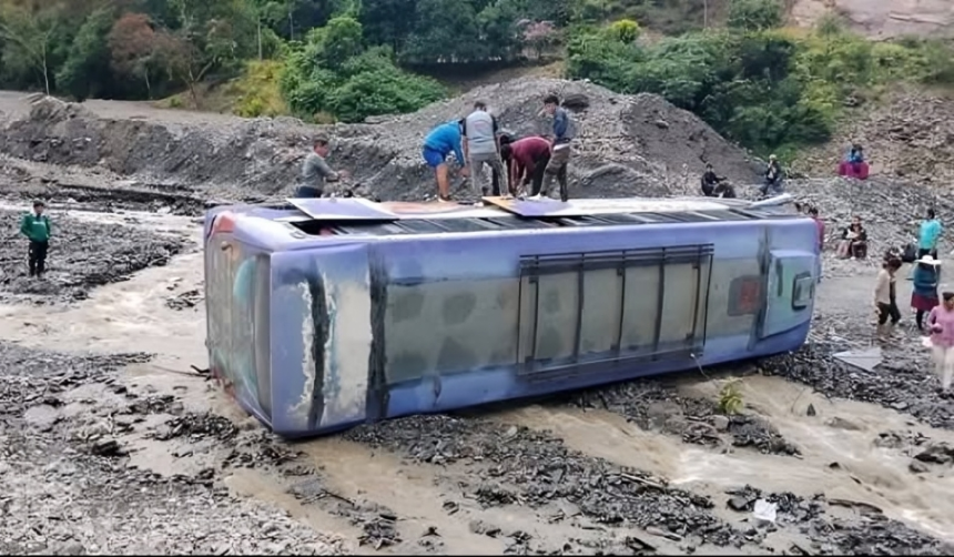 Bus con pasajeros a bordo vuelca al intentar cruzar un río en los Yungas y deja varios heridos