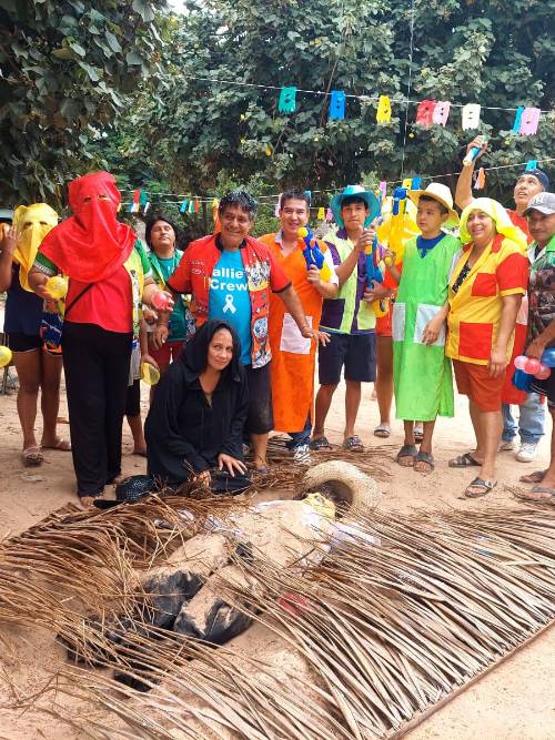 La Cabaña del río Piraí despide el carnaval con el tradicional entierro del muñeco