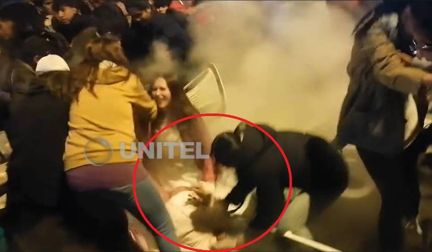 Video: ¿Qué pasó? La olla que hervía en medio de la verbena paceña cayó cerca de una niña en medio del caos