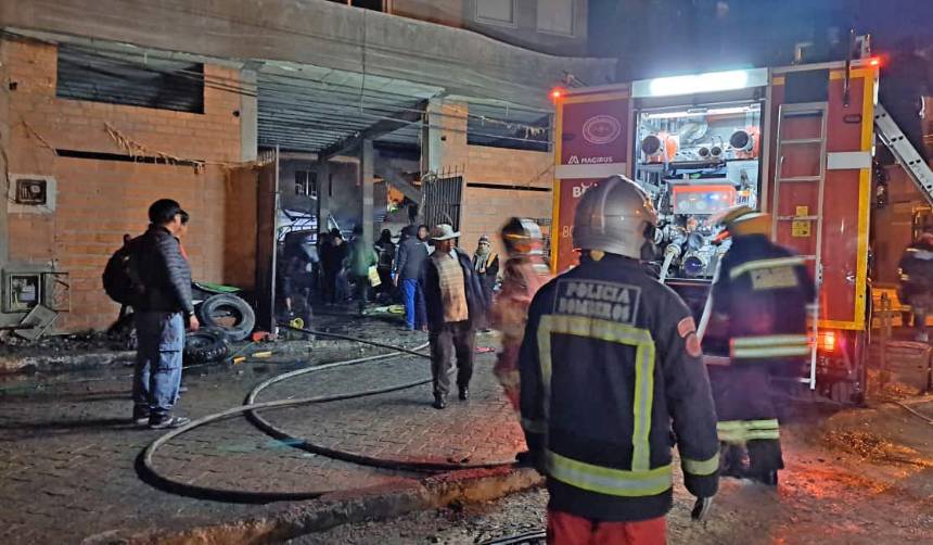 Voraz incendio en un taller de chapería consume al menos tres autos; en el lugar se halló turriles con diésel