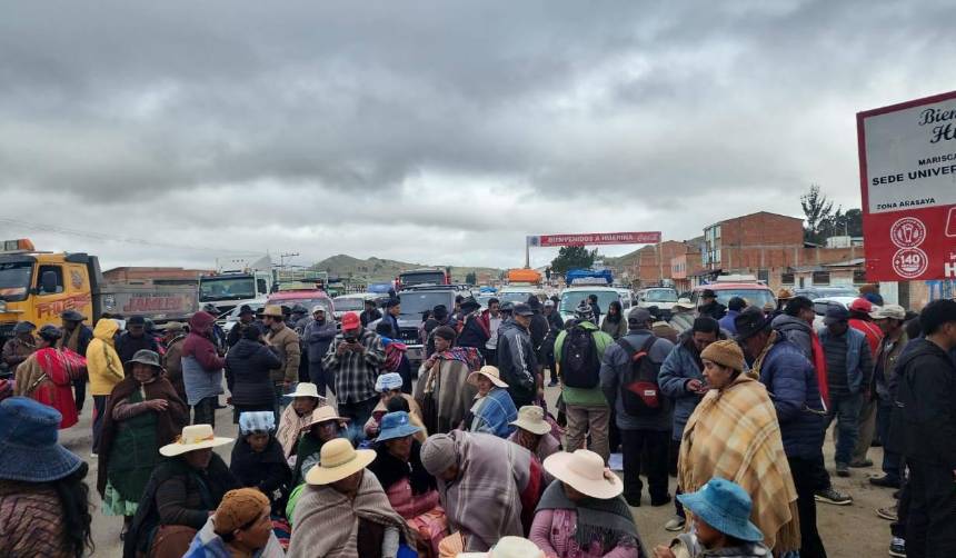 La Paz: Comunarios bloquean ruta al lago Titicaca en protesta contra alza de pasajes