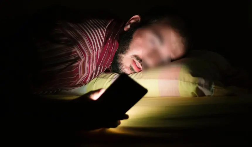 Mató a su esposo porque lo encontró mirando las redes de otras mujeres