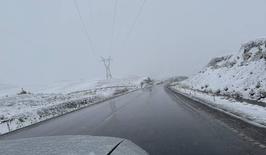 Nevadas en la ruta Cochabamba - Oruro - La Paz: Piden a los conductores manejar con precaución