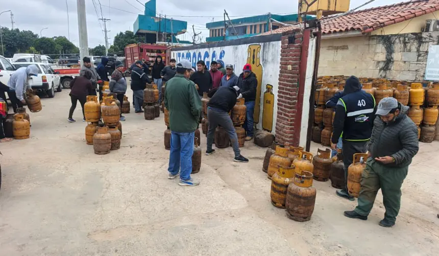 Filas por gas de garrafa en Santa Cruz: Vecinos denuncian que el producto no llega a los barrios