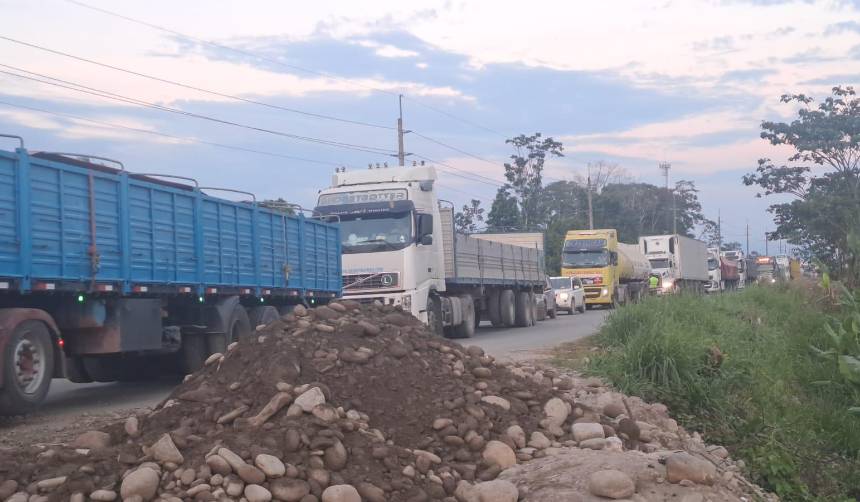Bloqueo en Chimoré: Vehículos transitan con precaución debido a que solo se habilitó un carril