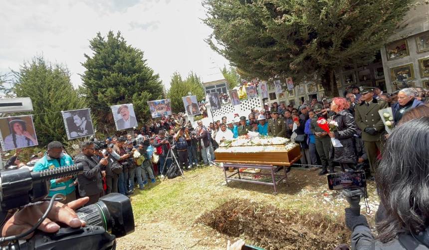 En medio de lágrimas, aplausos y rosas, David Santalla fue enterrado en La Paz 