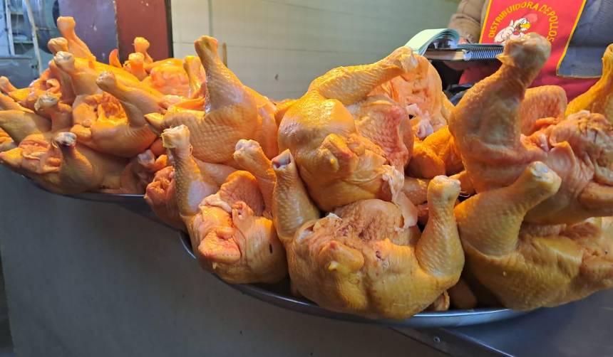 ¿A cuánto se comercializa el kilo de pollo en los mercados de La Paz y Santa Cruz?