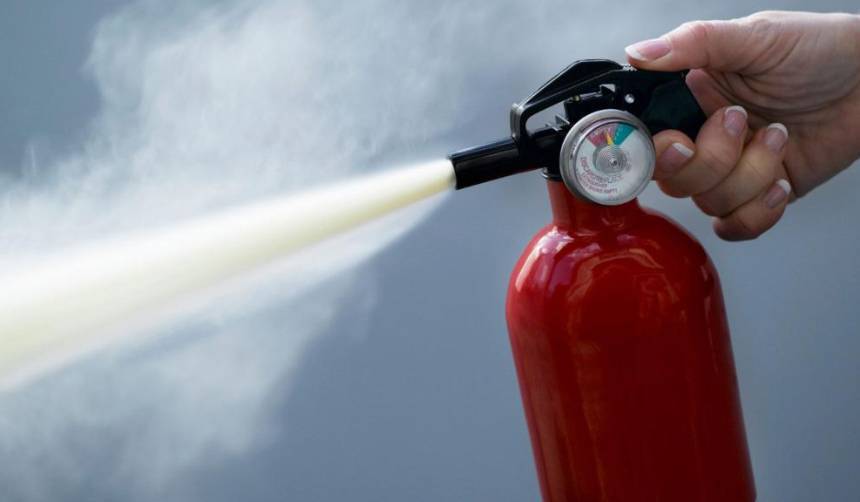Con estilo y extintor en mano, adolescente se roba el show en simulacro de bomberos