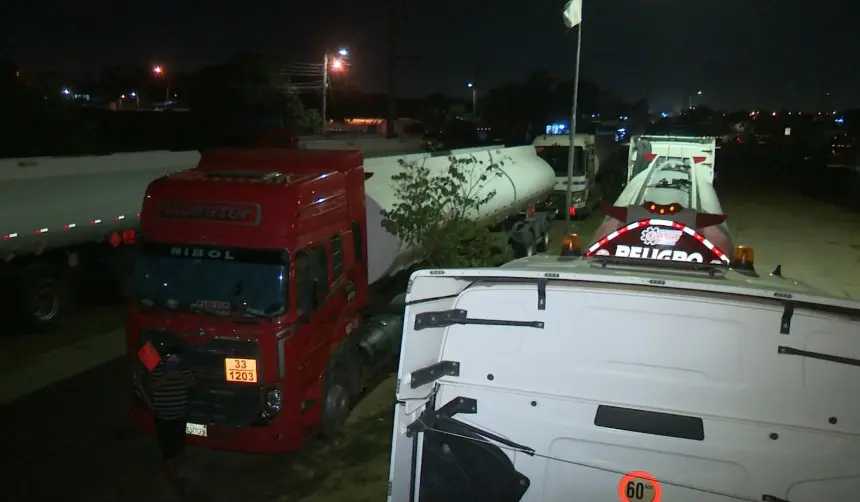 Cisternas con combustible están paradas fuera de la refinería de Palmasola mientras las filas en surtidores persisten