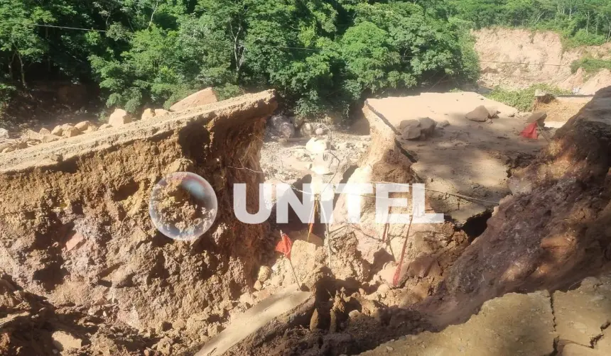 Plataforma se derrumba en los valles y deja sin tráfico vehicular la antigua carretera Santa Cruz- Cochabamba